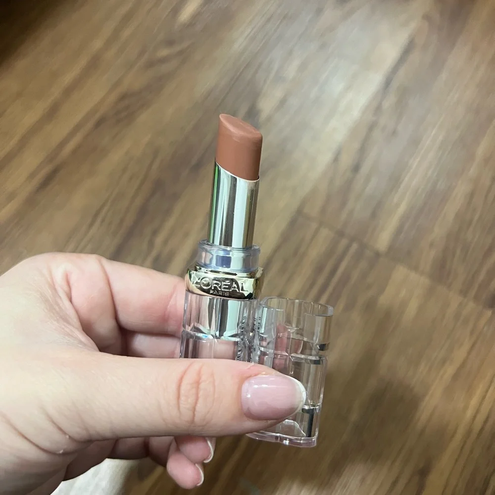 L’Oréal Glossy Fawn 900 Lipstick